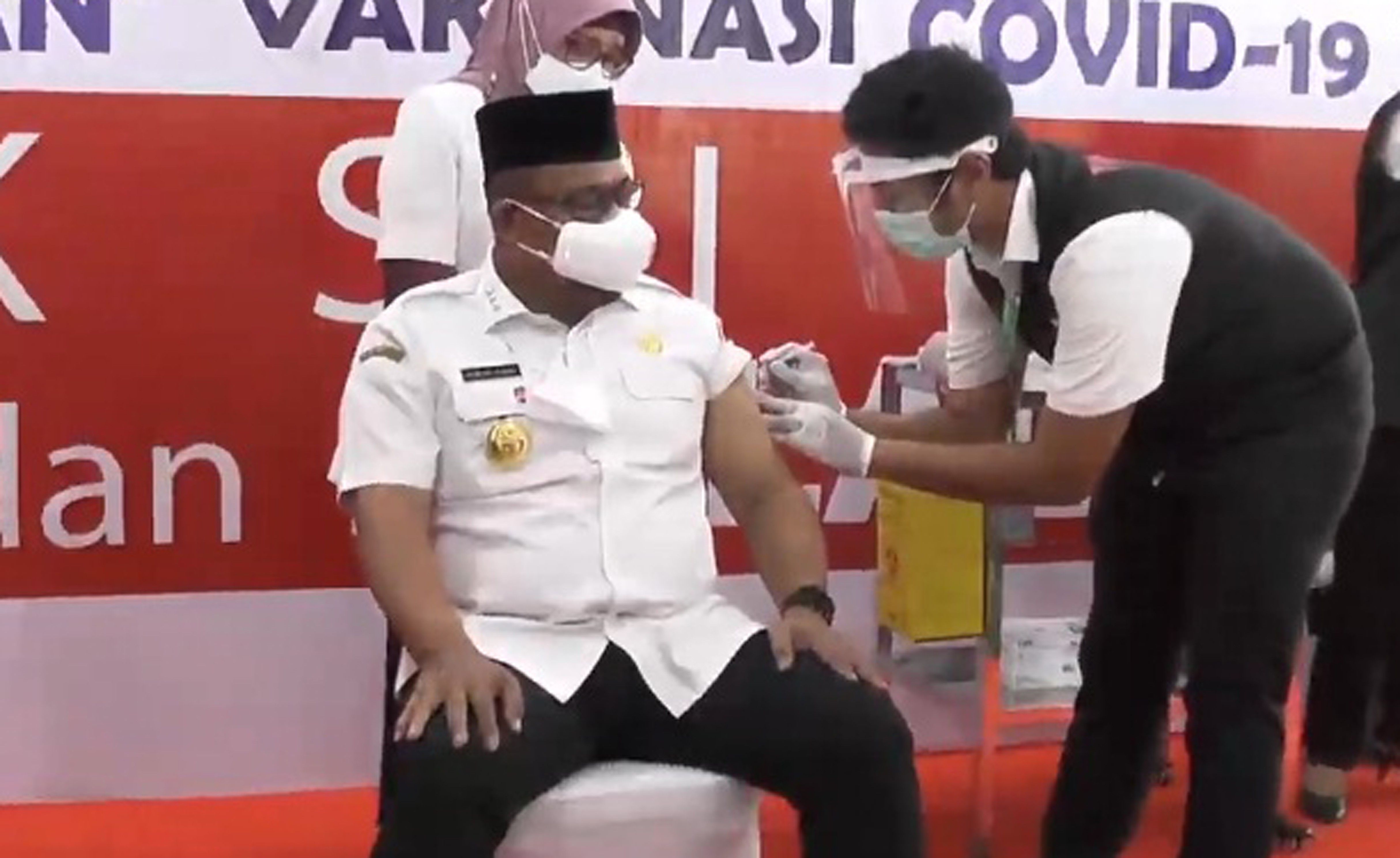  Gubernur Maluku Terima Suntikan Pertama Vaksin Covid 19