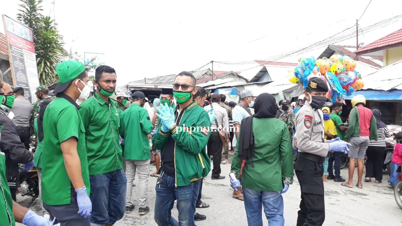 DPC PPP Buru bagikan 3.000 Masker Untuk Warga 