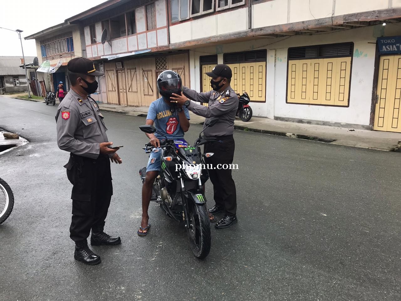 Polres Malra Bagi-Bagi Kebutuhan Pokok Untuk Warga Terdampak Covid-19