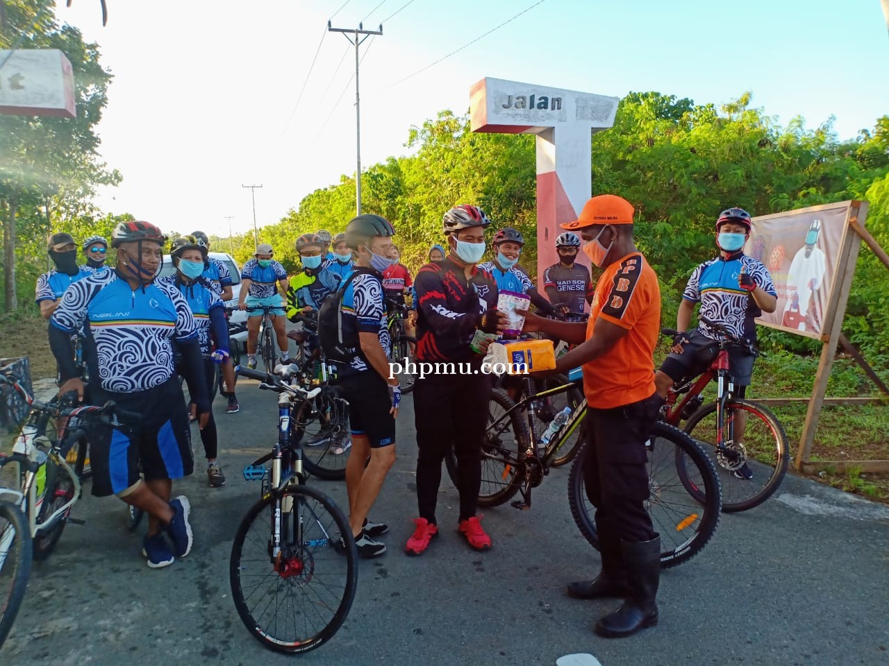 Personil Batalyon 734/SNS Mengelar Gowes dan Bagi Masker Gratis