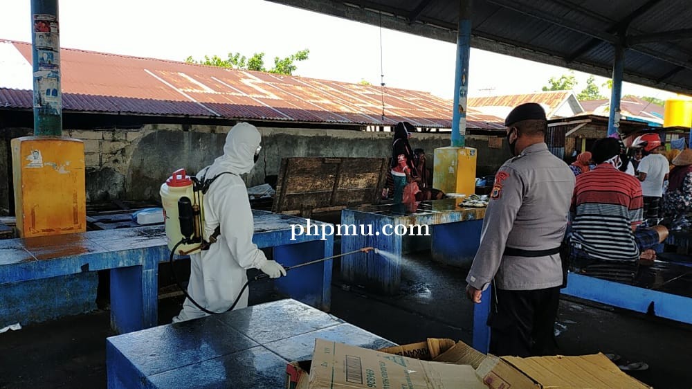 Brimob C Pelopor Semprotkan Disinfektan di Malra dan Tual 