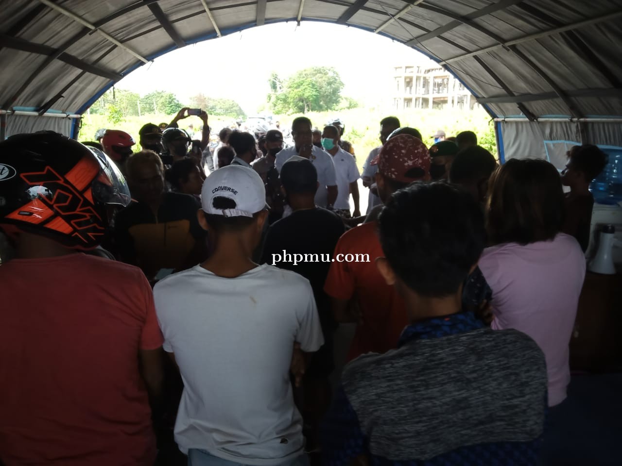 Keluarga Pasien Covid-19 di MBD Berdemo di Lokasi Karantina 