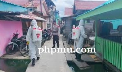 Brimob Kompi 2 Pelopor Desinfeksi Sejumlah Daerah di Dobo