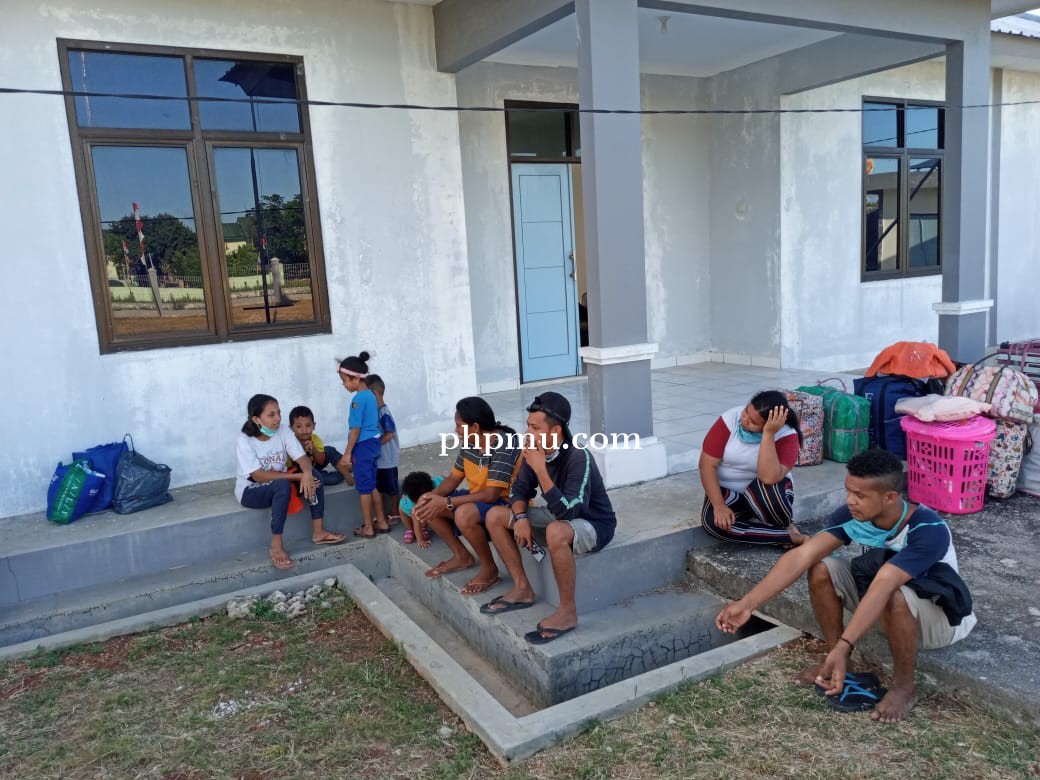 Belasan Warga Disemprot Disinfektan Dan Jalani Karantina