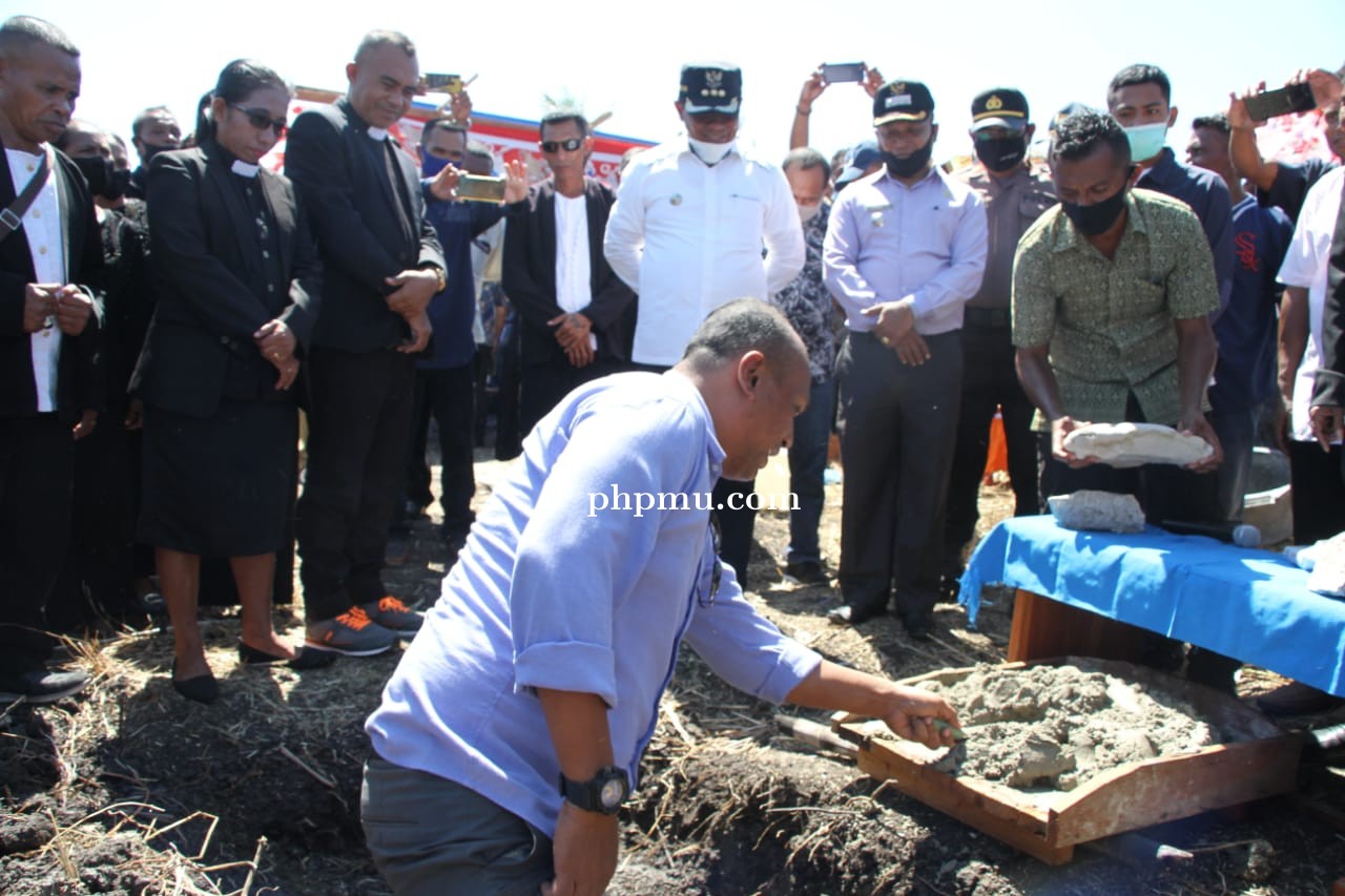 Bupati KKT Letak Batu Pertama Puskesmas Afirmasi Waturu 