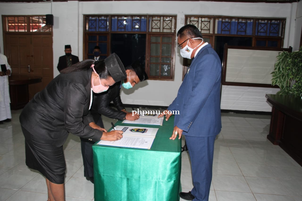 Petrus Fatlolon Lantik Kadis dan Sekretaris Dinas Kependudukan KKT