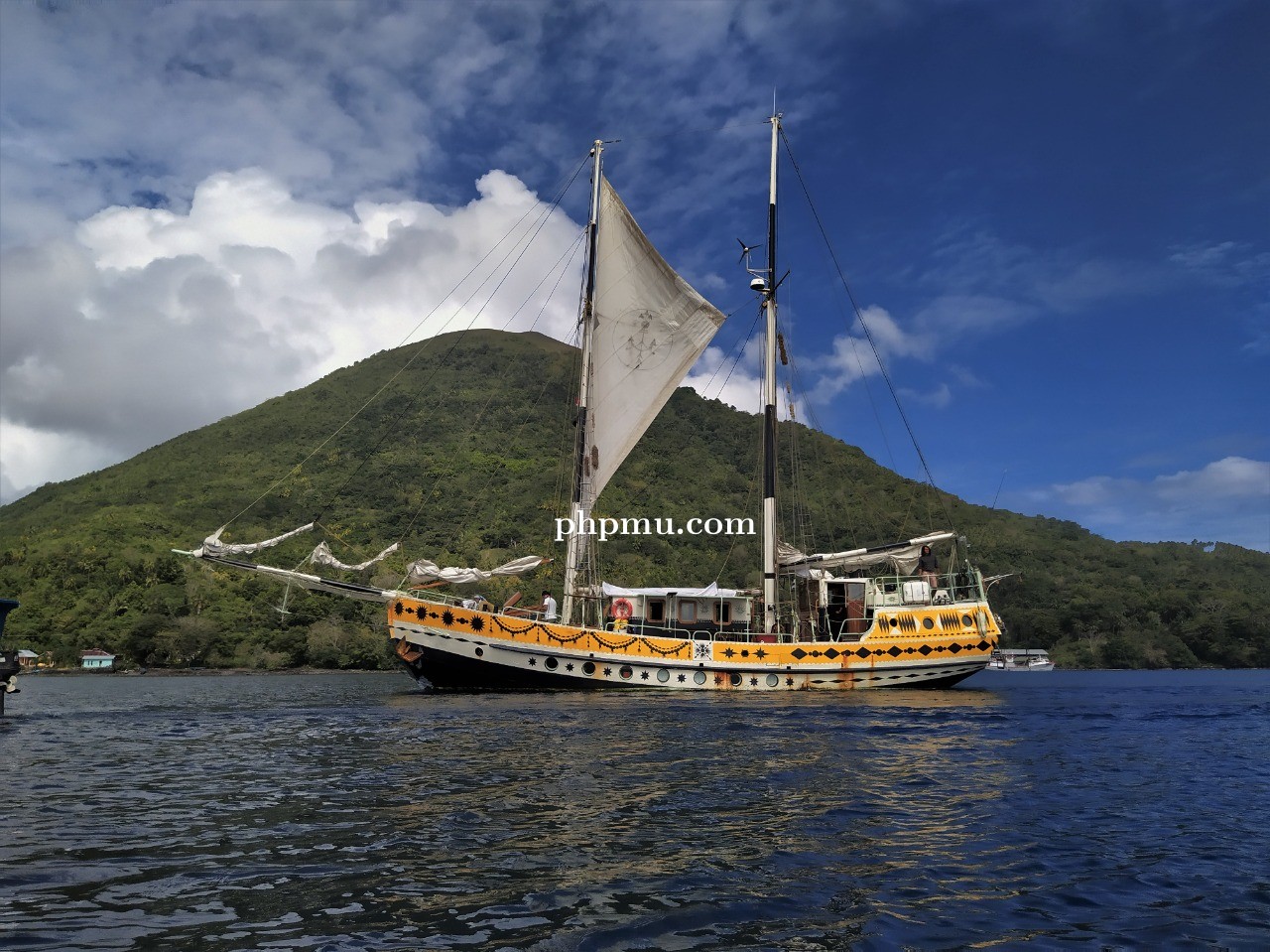 Kapal Layar Arka Kinari Singgahi Daerah Jalur Rempah Indonesia