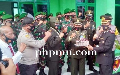 Turut Peringati HUT TNI, Kapolres Aru Datangi Markas Koramil
