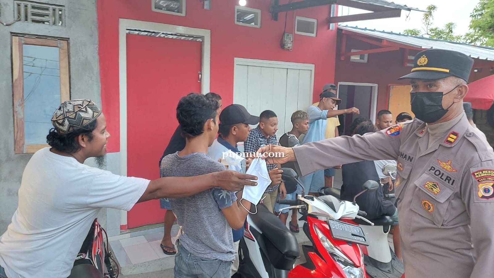 Polsek Nusaniwe Edukasi Dan Ajak Warga Vaksin Covid