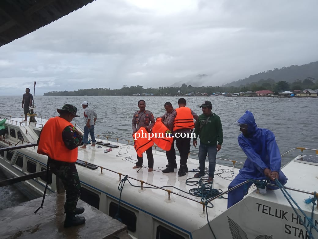 Mati Mesin Dan Terombang-Ambing Di Laut  Polsek Leihitu dan Koramil Evakuasi Penumpang Speedboat Rik