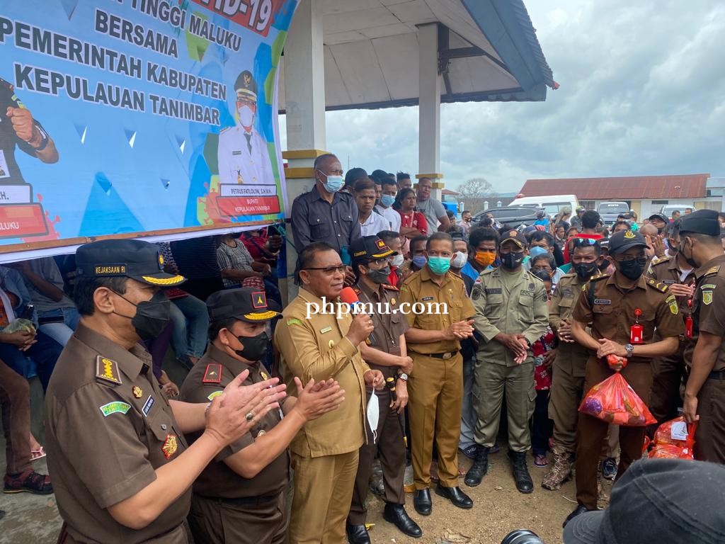Kejati Maluku Laksanakan Vaksinasi Dan Salur Sembako Di KKT