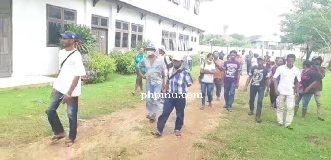 Tidur Di Ruang DPRD Kepulauan Tanimbar Tidak Ada Hasil  Warga Pemilik Material Datangi PN Saumlaki C