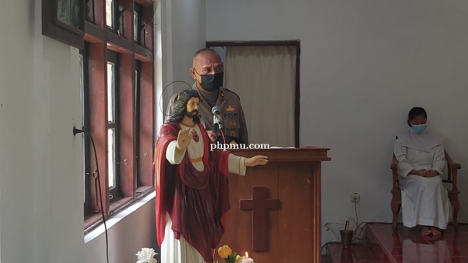 Ikut Ibadah Minggu Di Gereja Khatolik Santo Petrus  Kaposlek Nusaniwe Berikan Himbauan Kamtibmas