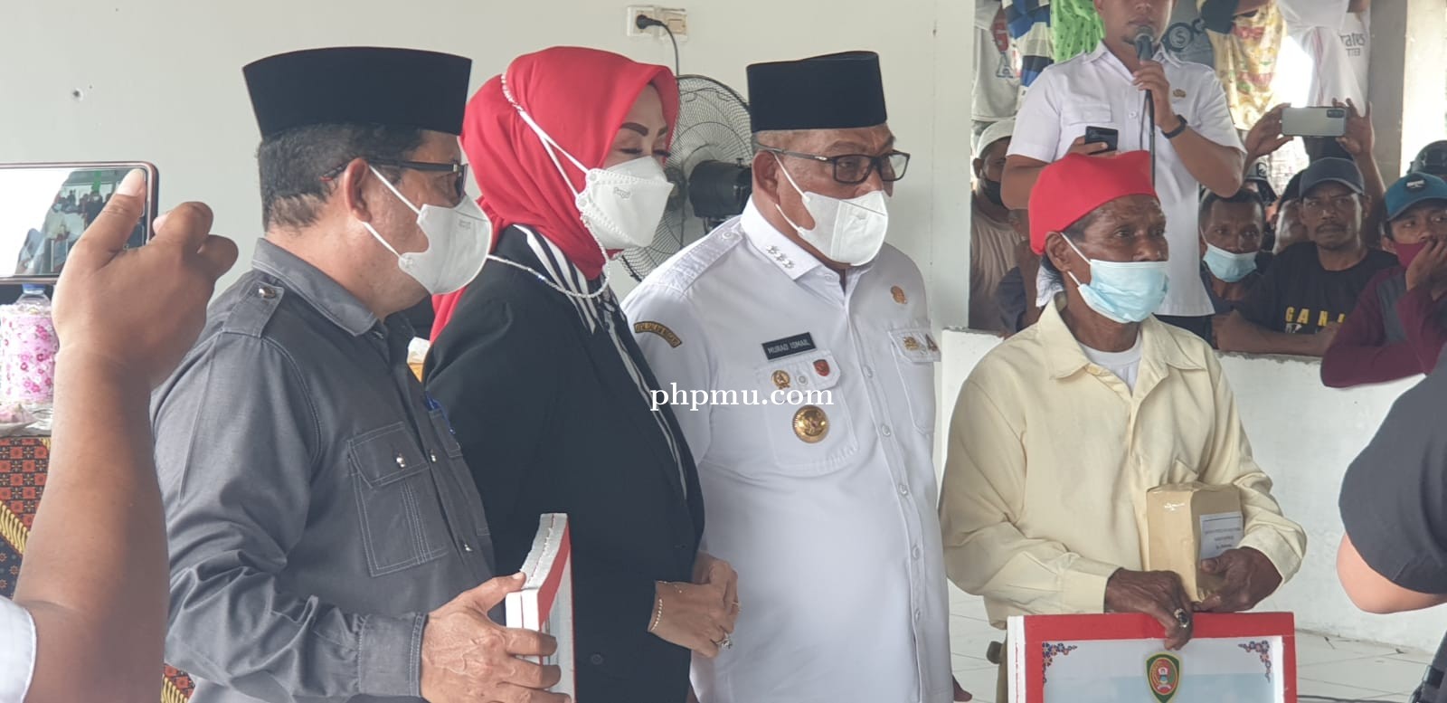 Salurkan Bantuan Beras Dan Uang Tunai  Gubernur Bersama Isteri Kunker Ke Sepa-Tamilouw