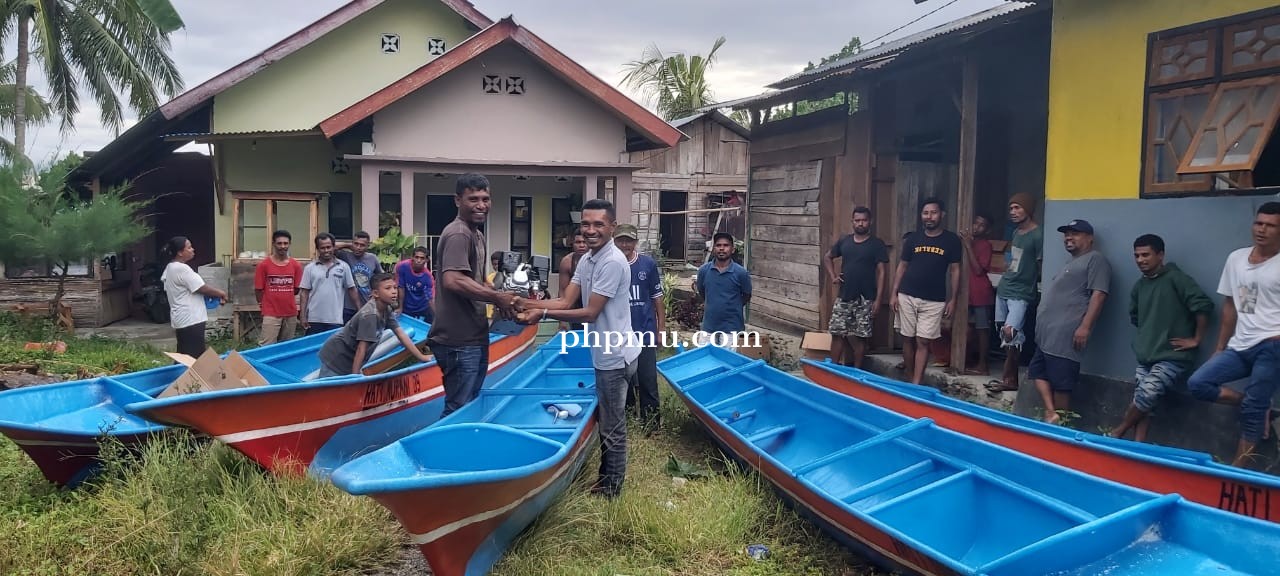 Saring Aspirasi Masyarakat  Angota DPRD SBB Serahkan Lima Unit Body & Mesin Katintin di Amalatu