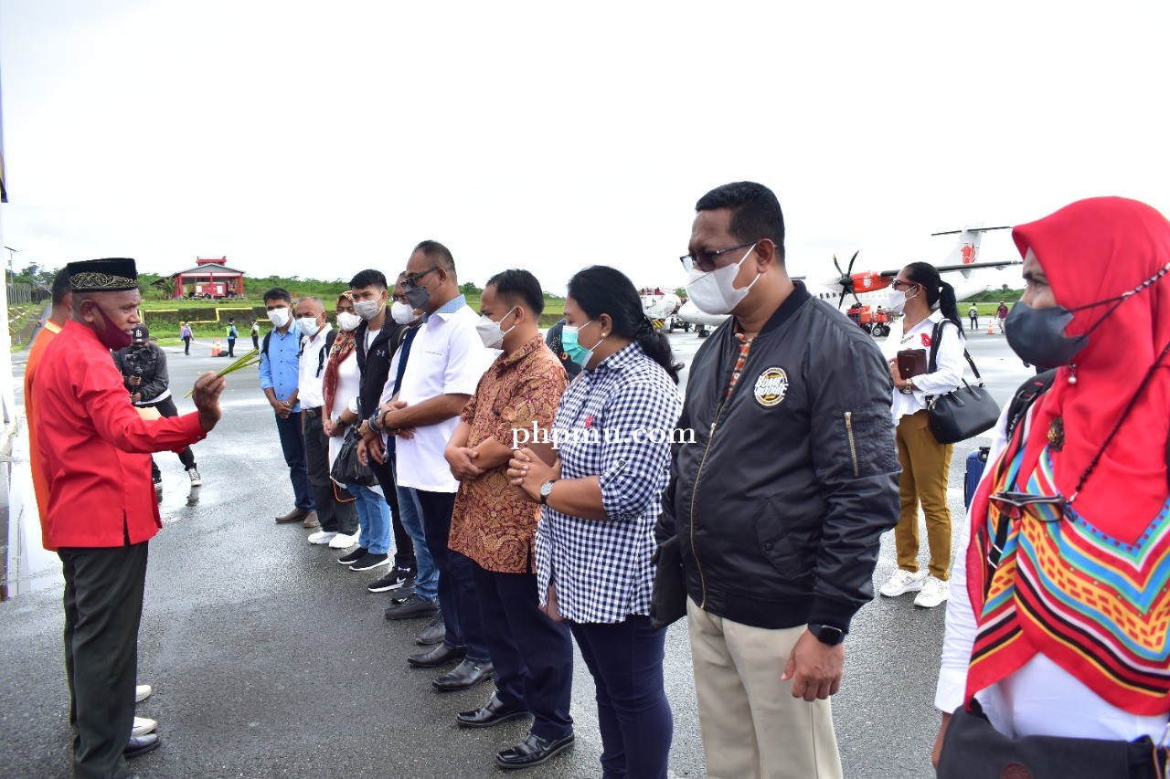 Kadis Kominfo Se-Maluku Disambut Ritual Adat di Malra