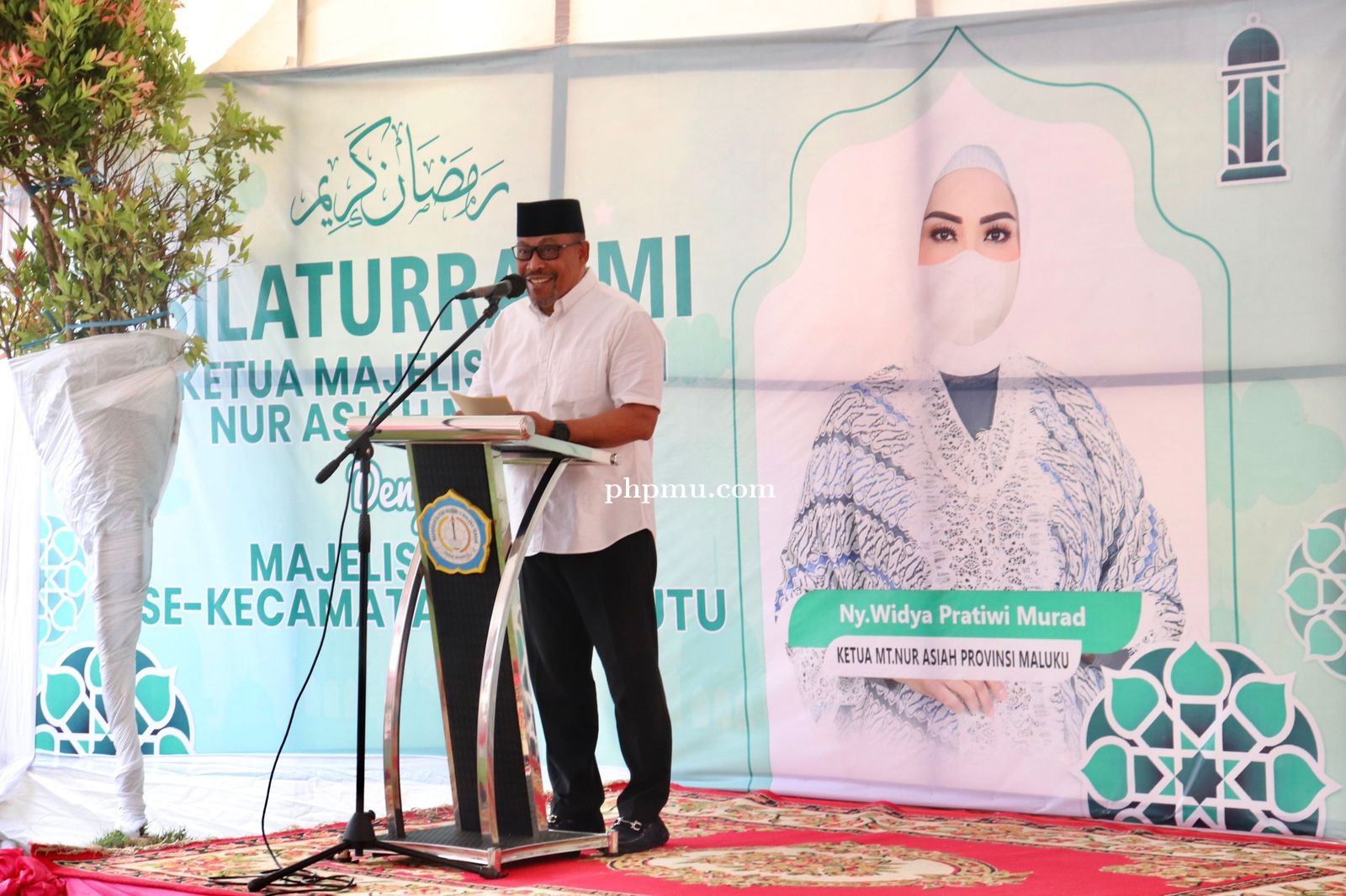 Lakukan Safari Ramadhan di Salahutu, Gubernur & Istri Bagikan Paket Sembako