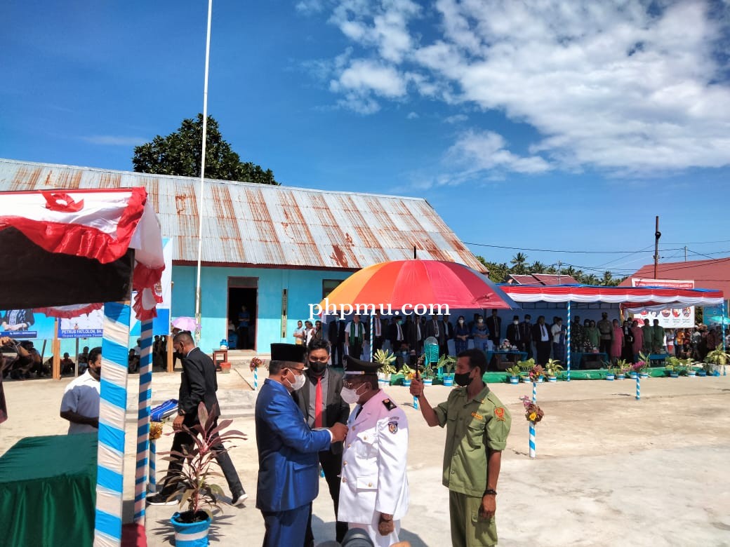 Lantik D. Amarduan Jadi Kades Werain Bupati KKT Serahkan Sejumlah Bantuan