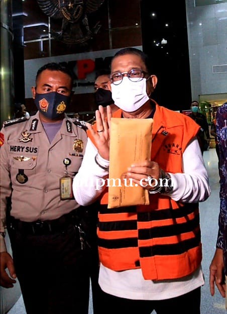 Usai Dijemput Paksa, Walkot Ambon Resmi Kenakan Rompi Oranye KPK