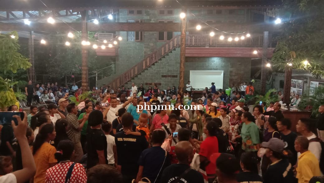 Rayakan Natal Bersama, Ribuan Warga Hadiri Open House Mantan Bupati KKT