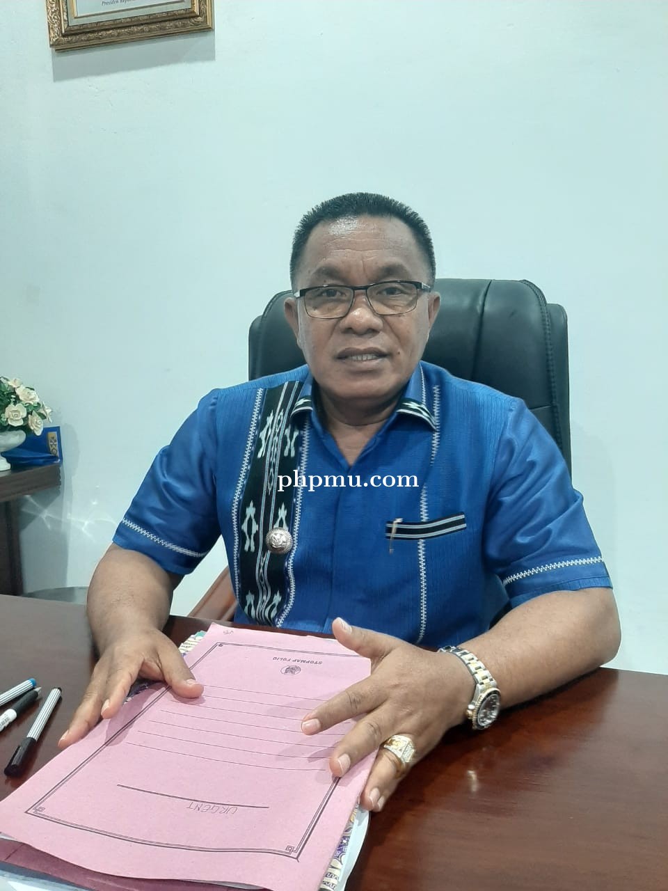 Bupati Petrus Fatlolon Larang ASN rangkap jabatan